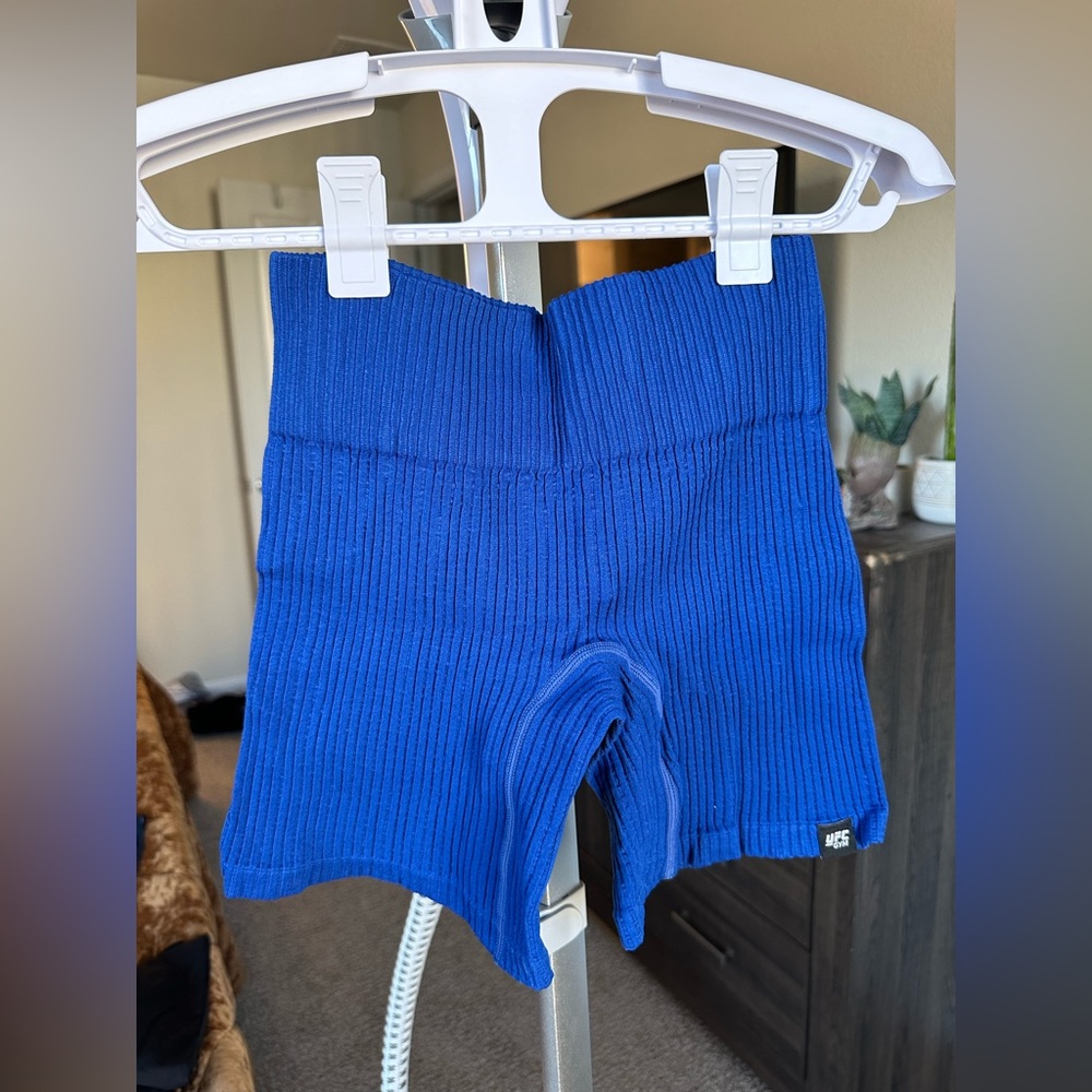 Ufc gym blue stretchy yoga shorts size small